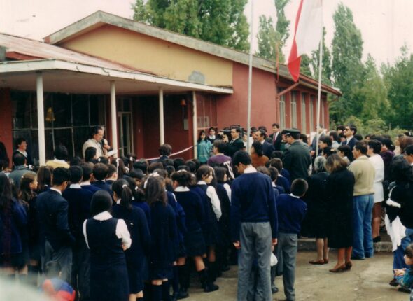 El Sacerdote Luis saldes I. Bendiciendo el Colegio (01 Marzo 95)